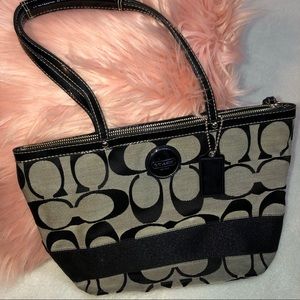 Will hold! 🤲🏼🖤👜 Coach Signature Purse